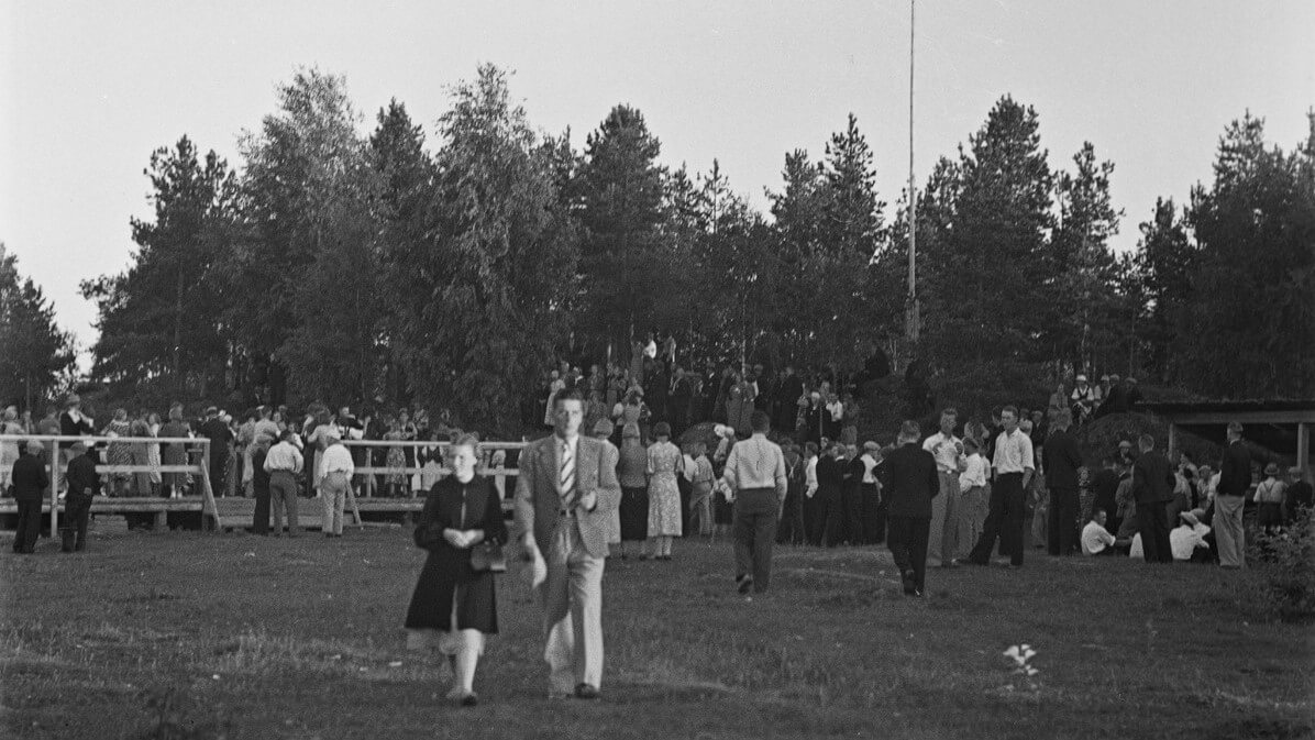 Kartano Kievarin lavatanssin tarina, lavatanssit Raja-Karjalassa, kuvaaja Pietinen 1938, Museovirasto, Finna.fi