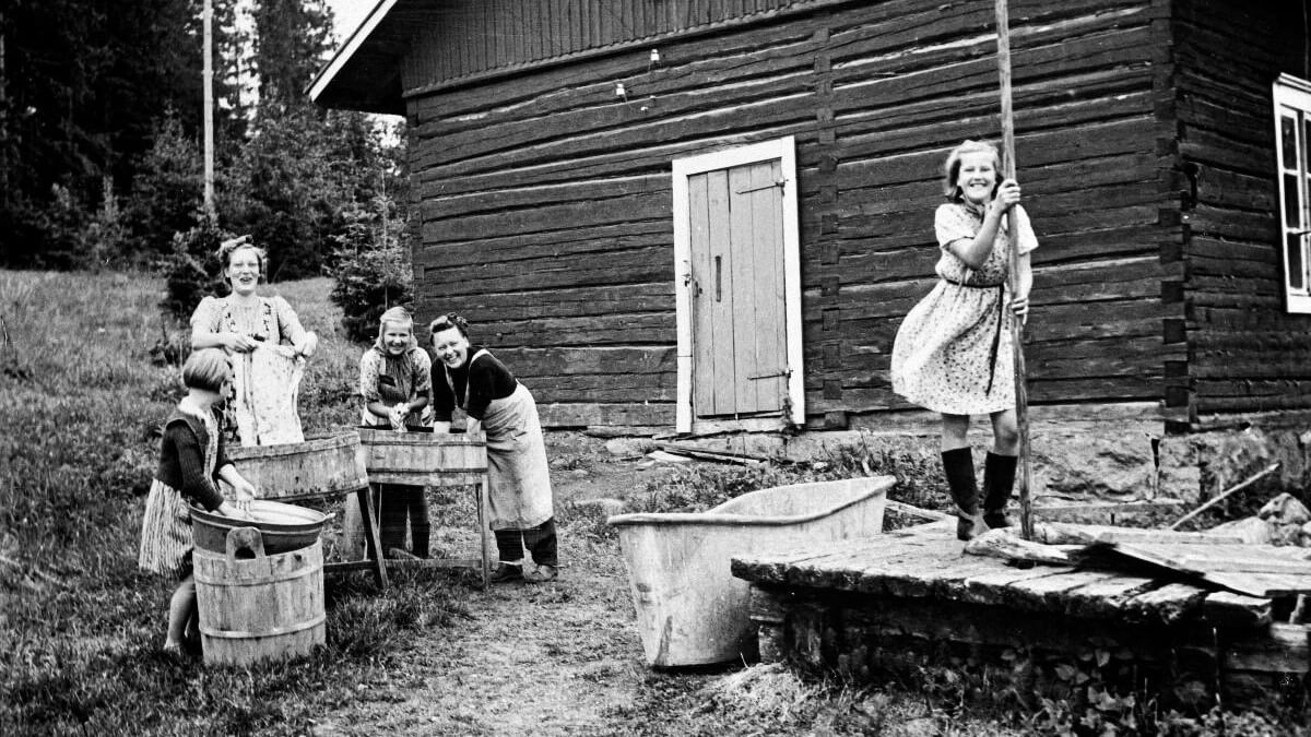Kartano Kievarin lavatanssin tarina, talkooleiriläiset talon tyttärien kanssa pyykillä, Vihti, Hyvärinen 1942, Museovirasto Finna.fi