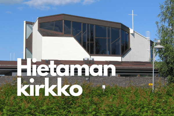 Timo Suomalaisen suunnittelema Hietaman kirkko sijaitsee tien toisella puolella Kartano Kievarilta.